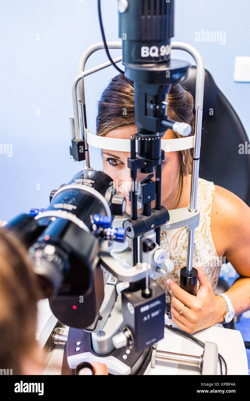 Augenarzt untersuchen das Innere des Auges von einer Frau mit einem ophthalmoskop, Frankreich. Stockfoto