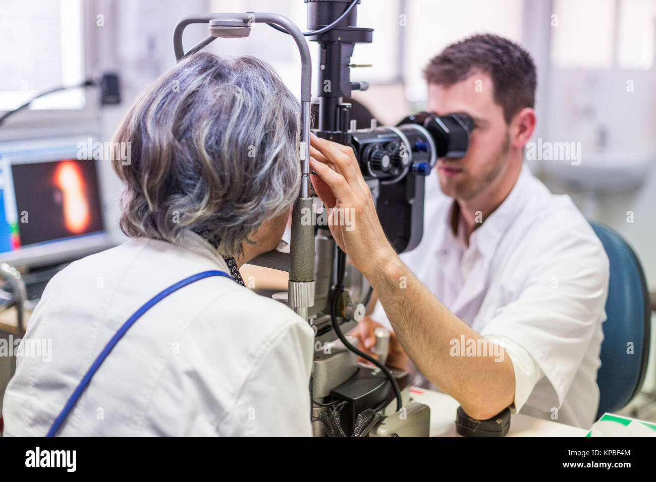 Augenarzt untersuchen das Innere des Auges von einer Frau mit einem ophthalmoskop, Bordeaux, Frankreich. Stockfoto