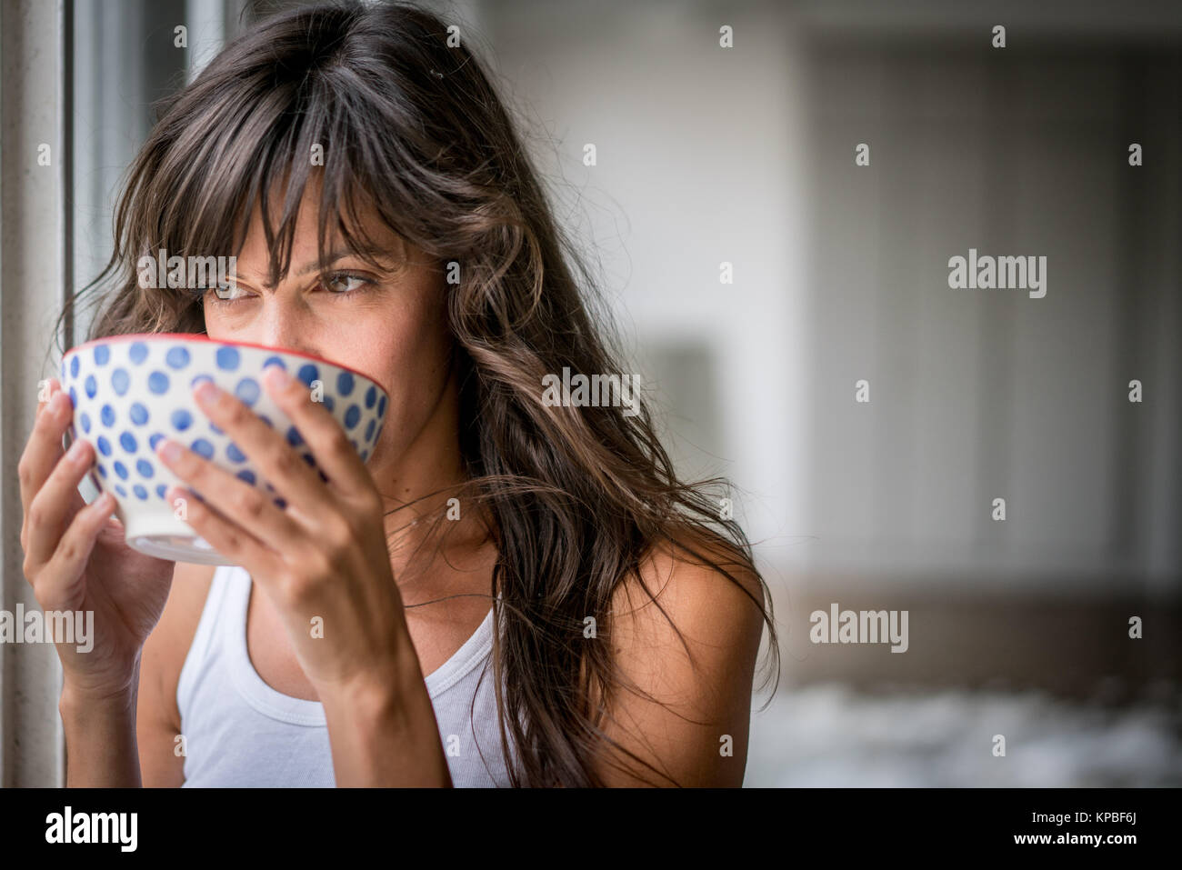 Frau trinken Heißgetränk. Stockfoto