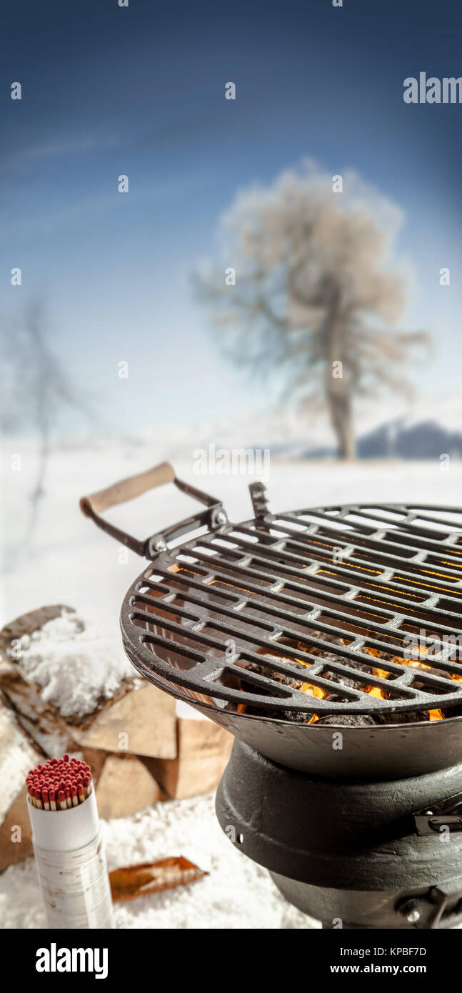 Leere bbq Grill mit heißen Kohlen im Winter Stockfoto