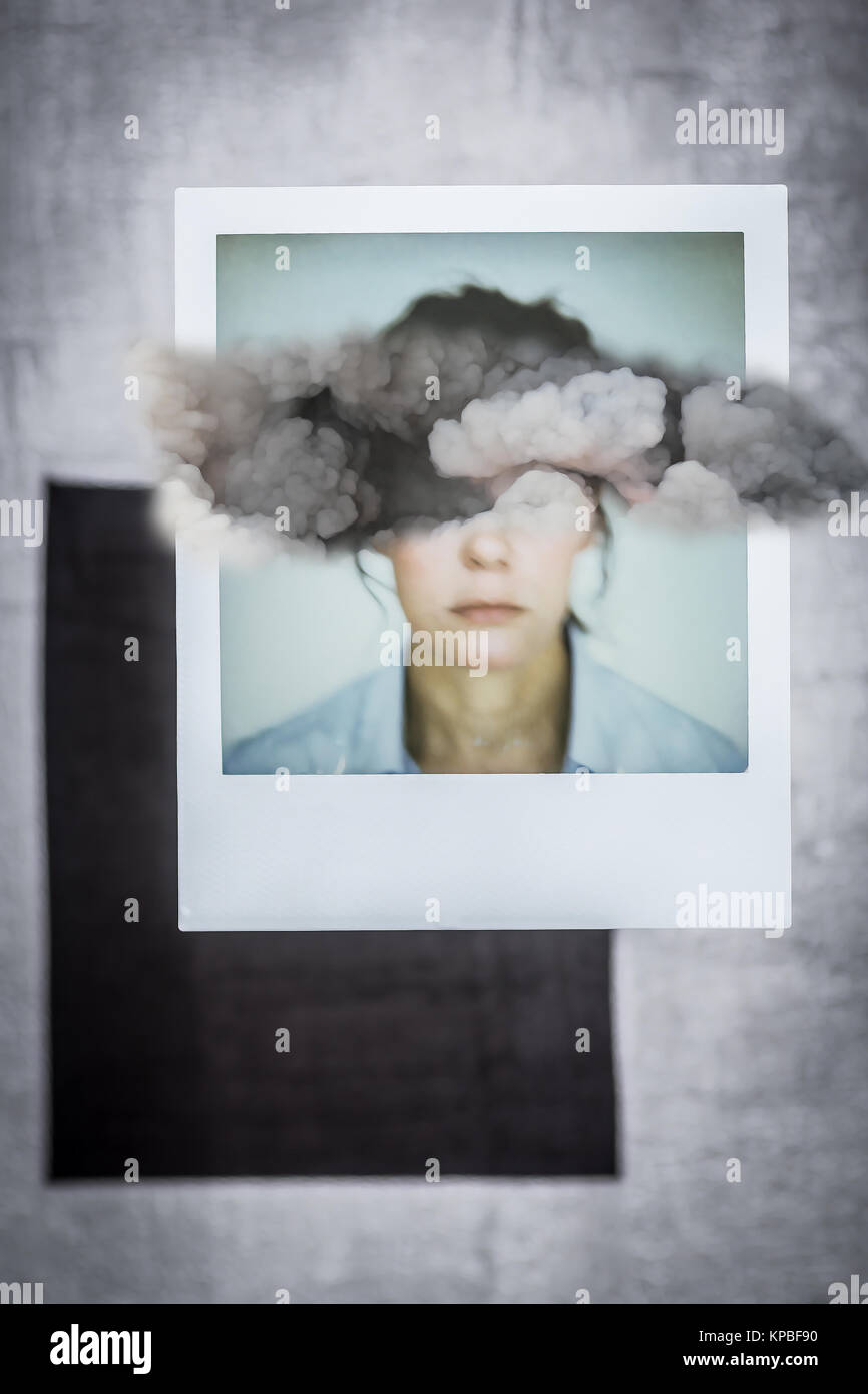 Das zusammengesetzte Bild einer Frau in den Wolken. Stockfoto