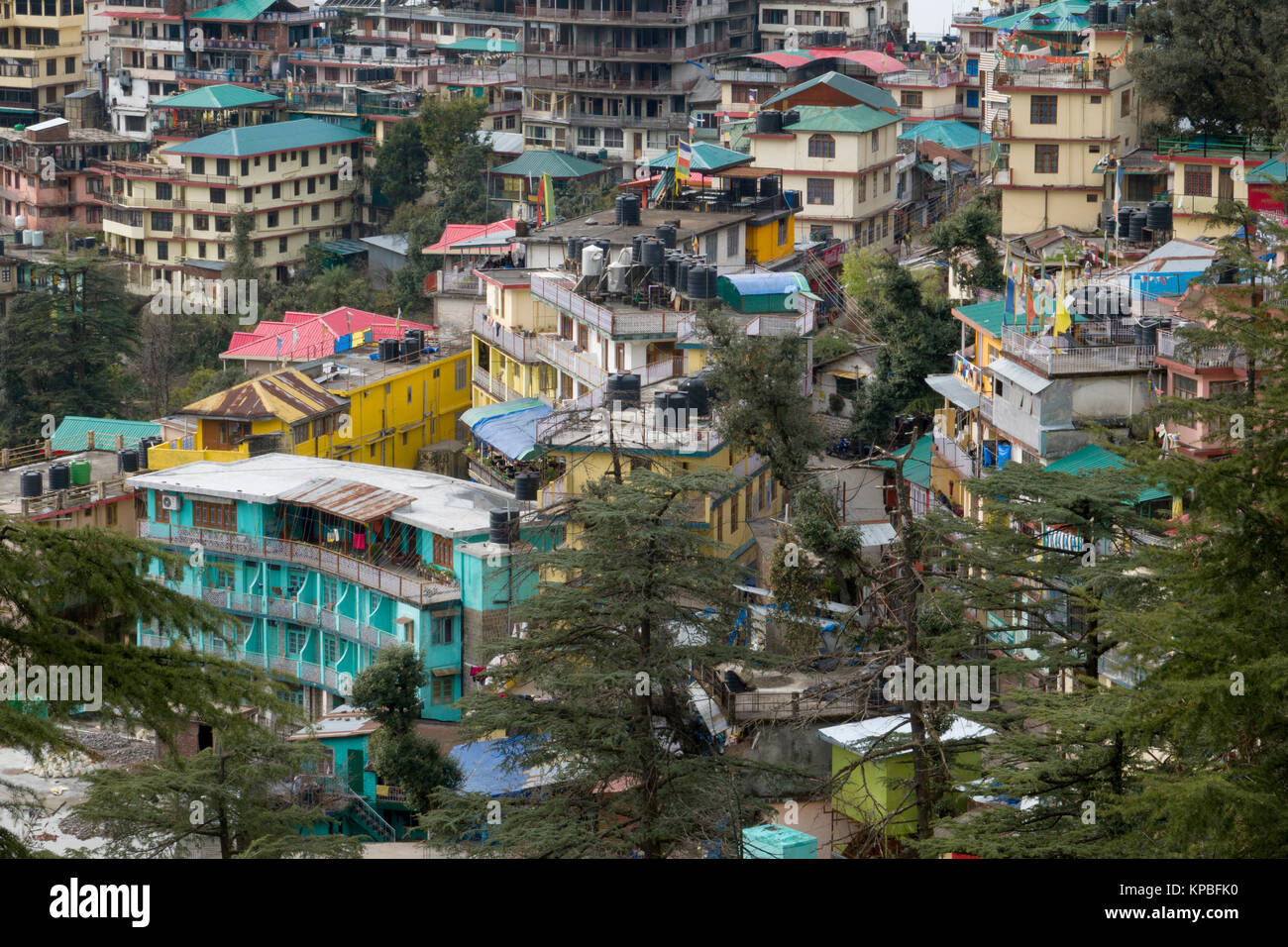 Appartements und Hotels auf steilen Berghang in Mcleod Ganj, Indien Stockfoto