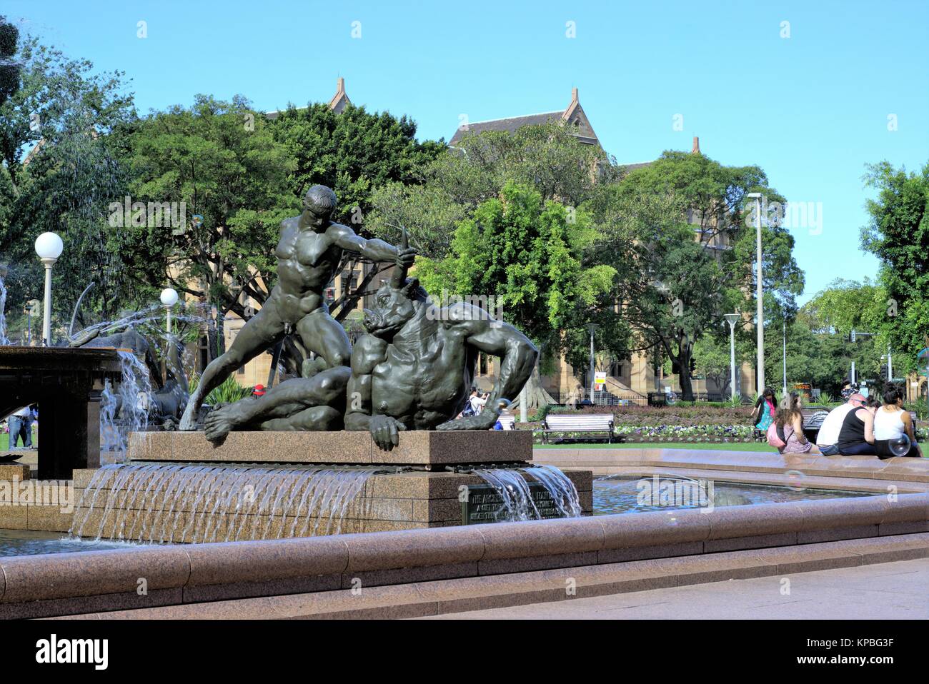 Touristen im Freien Sydney Australien. Theseus und Minotaurus Skulptur an Archibald Fountain am Hyde Park in Sydney, Australien. Stockfoto