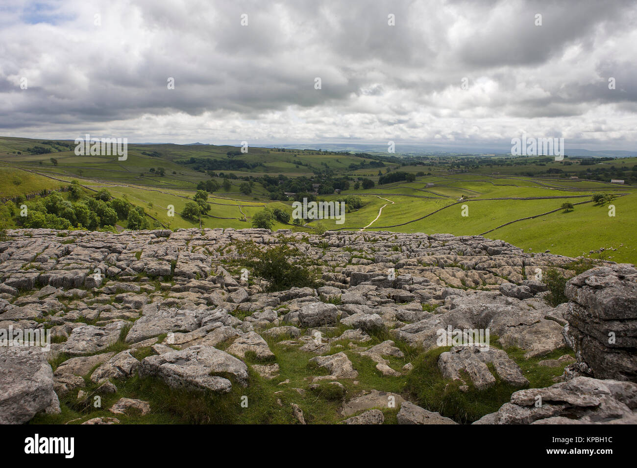 Der Kalkstein Pflaster auf der Oberseite von Malham Cove, und der Blick nach unten Malhamdale, North Yorkshire, England, Großbritannien Stockfoto