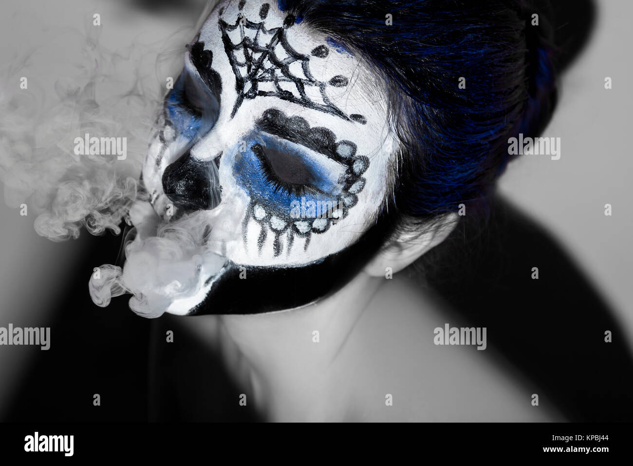 Halloween Make up Sugar Skull Santa Muerte Konzept. Schwarz und Weiß mit Blau Stockfoto