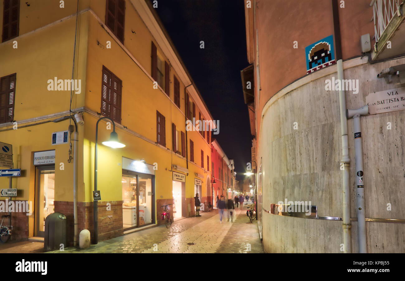 RAVENNA, Italien - 26. JANUAR 2016: Am Ende der Saison verkaufen, Geschäfte bis zum späten Abend geöffnet. Stockfoto