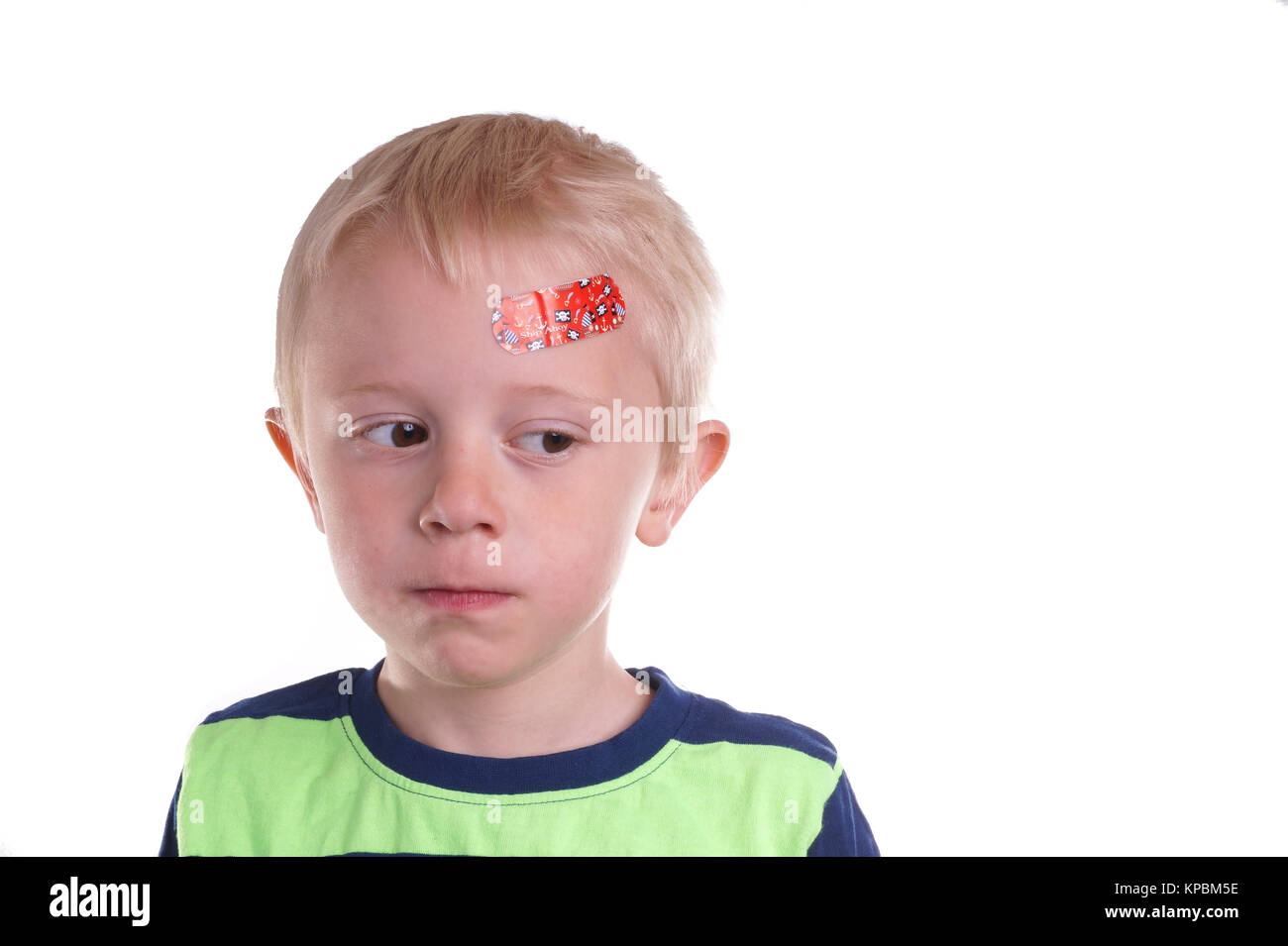 Junge hat Verletzungen auf der Stirn Stockfoto