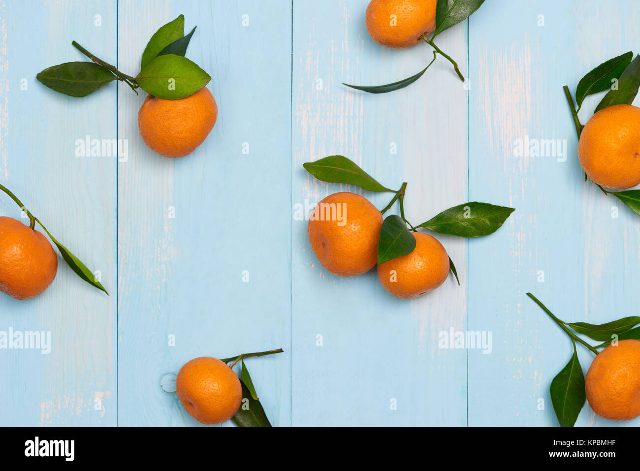 Ansicht von oben Zubehör Chinese New Year Festival Dekorationen. orange, Blatt auf blauem Hintergrund Stockfoto