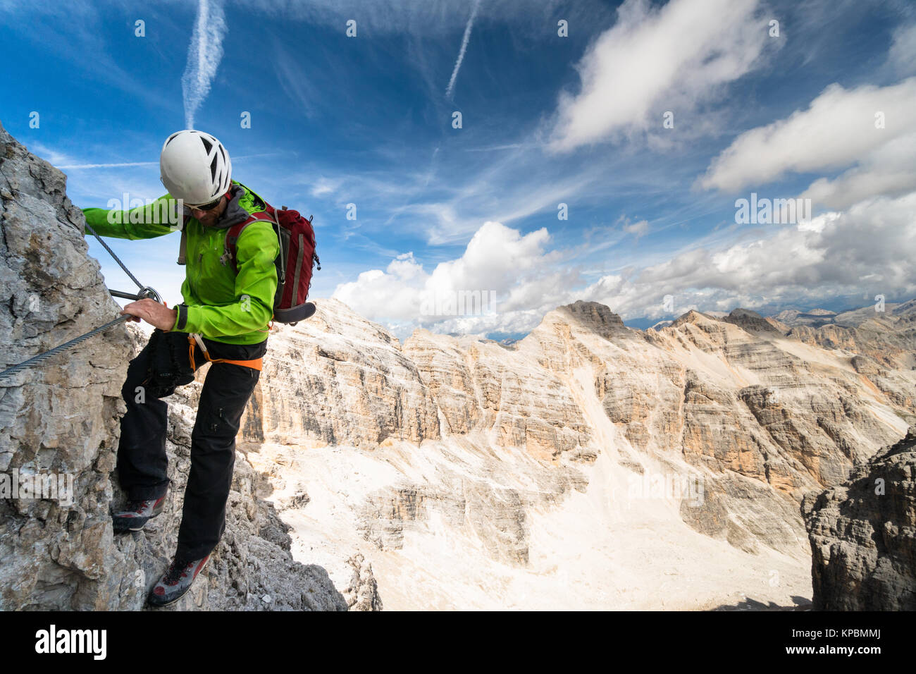 Männliche Bergführer auf einem steil und ausgesetzt Klettersteige in den Dolomiten in Südtirol in Italien Stockfoto