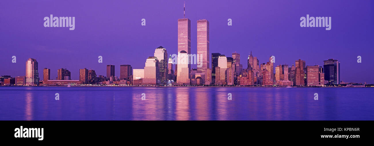 1989 historische Twin Towers (© MINORU YAMASAKI 1973) DOWNTOWN SKYLINE HUDSON RIVER MANHATTAN NEW YORK CITY USA Stockfoto