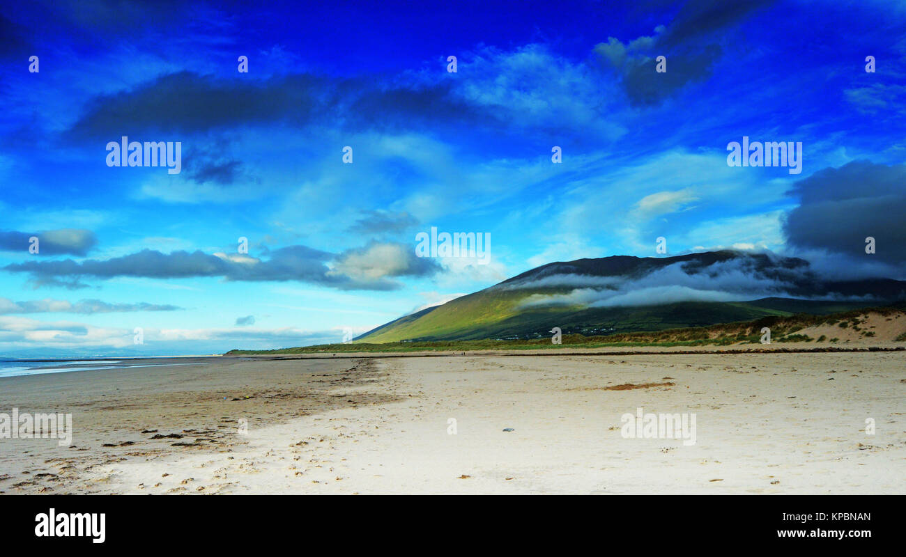 Strand mit dramatischer Himmel in Dingle, Irland. Stockfoto