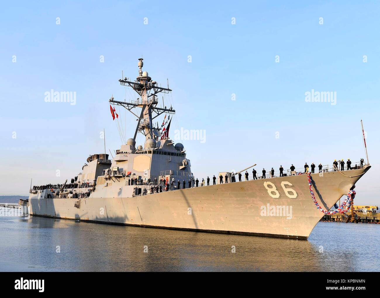 Die US-Marine der Arleigh-Burke-Klasse geführte Anti-raketen-Zerstörer USS Shoup kehrt nach Hause zurück, die Naval Station Everett Dezember 10, 2017 in Everett, Washington. Stockfoto