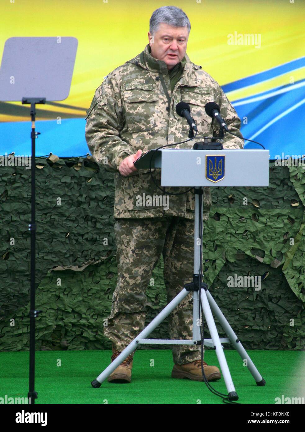 Der Präsident der Ukraine Petro Poroschenko spricht mit US-amerikanischen, kanadischen, litauischen, polnischen und ukrainischen Soldaten während der ukrainischen Streitkräfte Tag Feier am Yavoriv Combat Training Center am 6. Dezember in Yavoriv, Ukraine 2017. Stockfoto