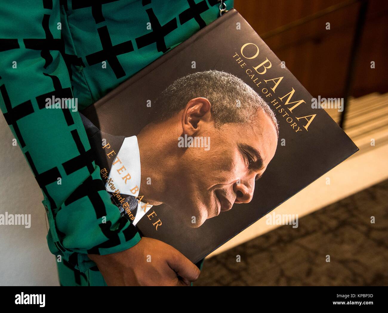 Ein Gast hält die Biographie des Präsidenten Obama: Der Ruf der Geschichte während der Teilnahme an einem Abend mit Peter Bäcker am LBJ Presidential Library Dezember 6, 2017 in Austin, Texas. Stockfoto