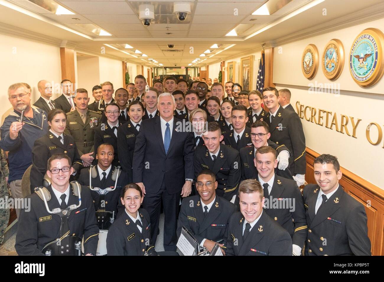 U.S. Vice President Mike Pence (Mitte) stellt für ein Gruppenfoto mit der US Naval Academy Band während der US Naval Academy pep Rally am Pentagon Dezember 7, 2017 in Washington, DC. Stockfoto