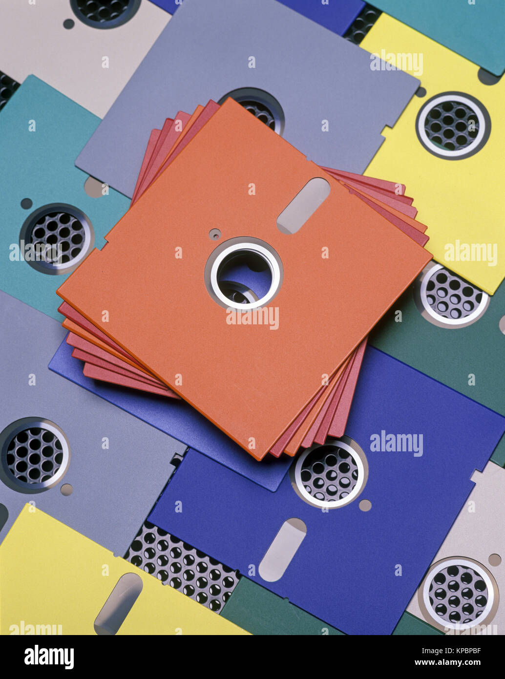 1989 historische Stapel von 5,25 Zoll Floppy Disks COMPUTER BUNT auf Schwarz metall Oberfläche (© IBM 1973) Stockfoto