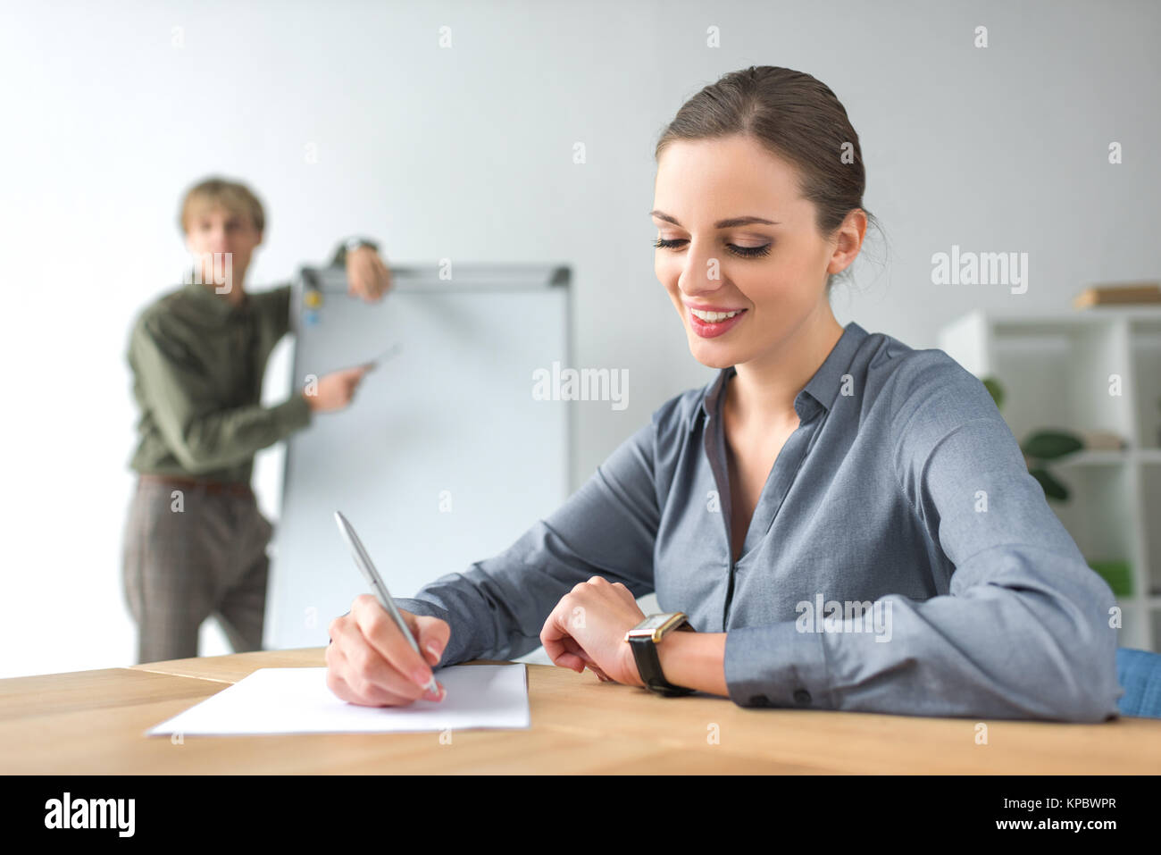 Geschäftsfrau schreiben Sie etwas Stockfoto