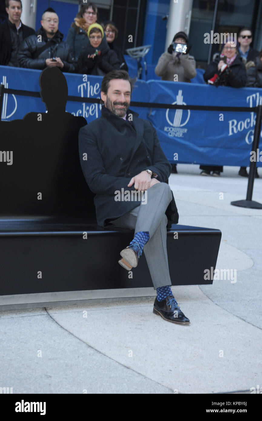 NEW YORK, NY - 23. März: Elisabeth Moss, Matthew Weiner, John Slattery, Januar Jones Christina Hendricks und Jon Hamm 'Mad Men' Kunst installation Enthüllung bei Time & Life Building am 23. März 2015 in New York City besuchen. Personen: Jon Hamm Stockfoto