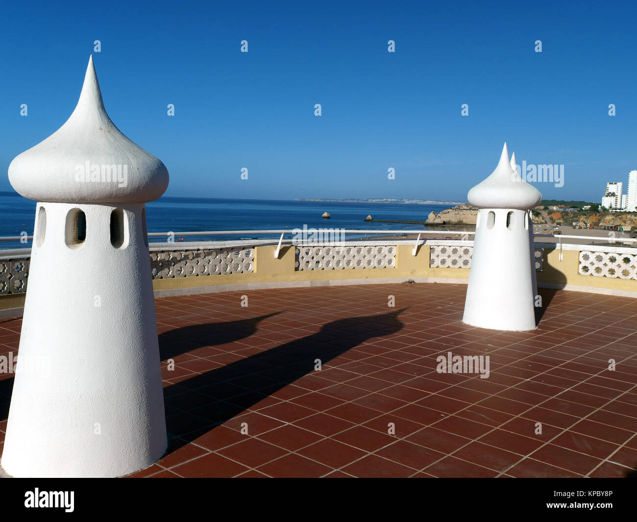 Feenkamine auf der Terrasse mit Blick auf das Meer Stockfoto