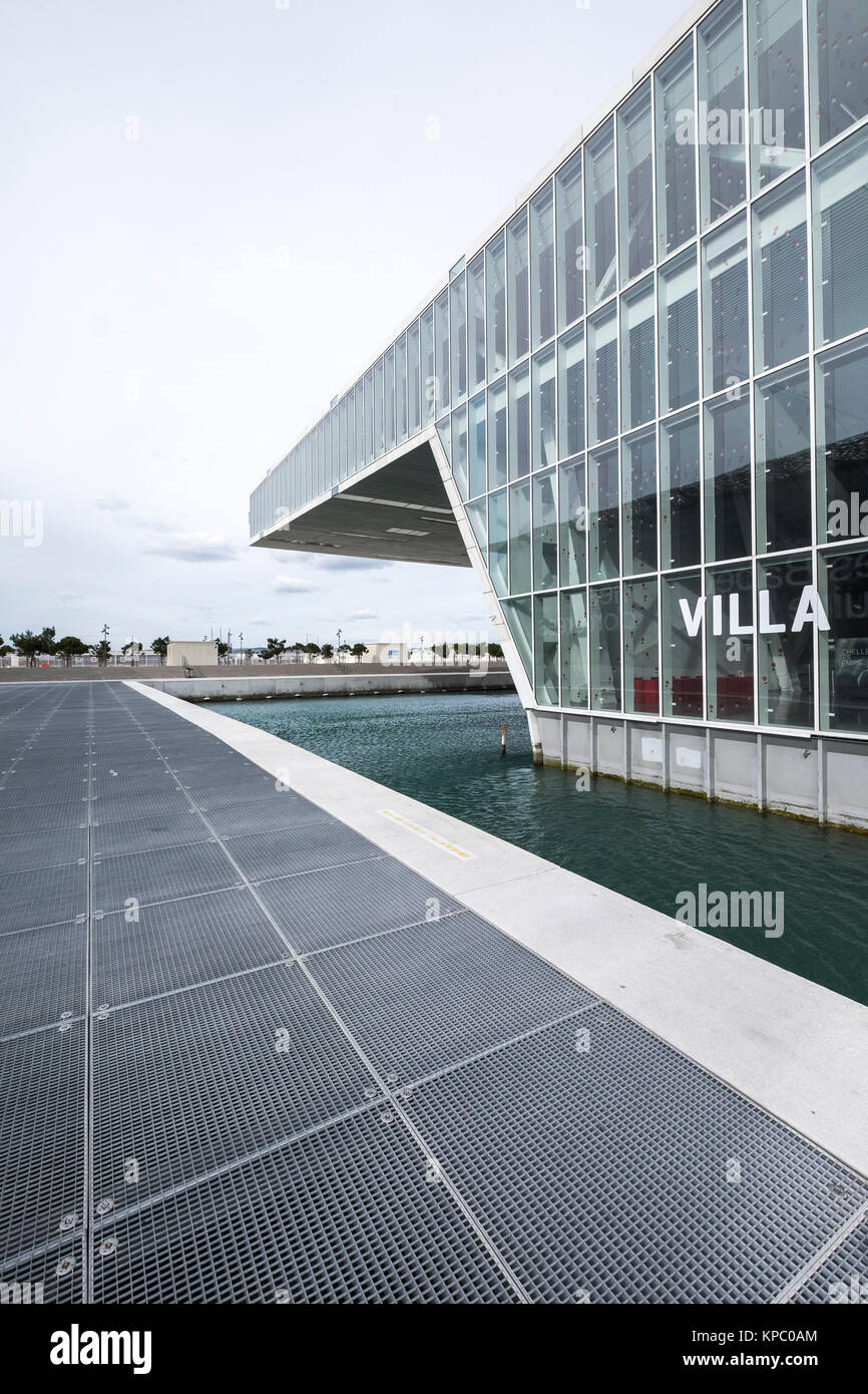 Marseille, Frankreich - 6. März 2017: modernistische Architektur der Villa Mediterranée Conference Center entworfen von Stefano Boeri (2013) in der Dämmerung Marseil Stockfoto