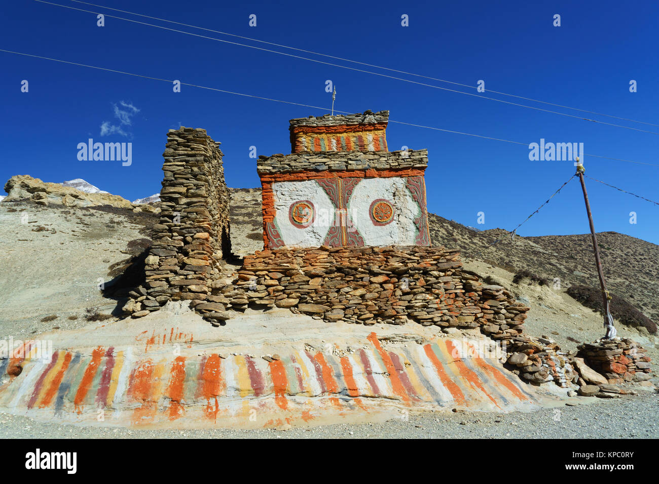 Buddhistische chorten in der Nähe von Syangboche, Upper Mustang, Nepal. Stockfoto