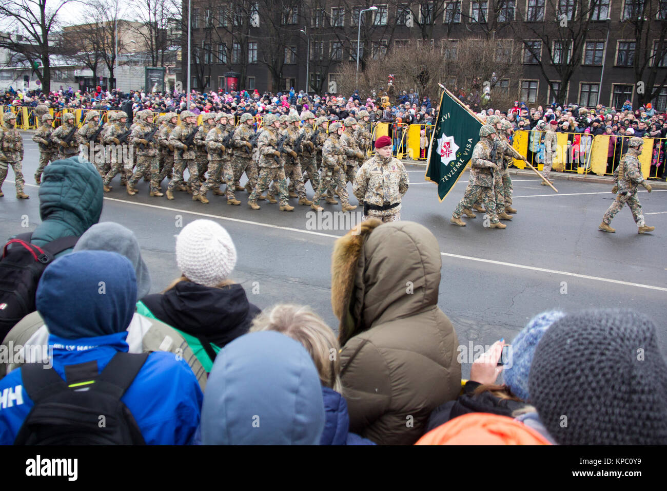 18. November 2017. Die Militärpolizei NATO-Soldaten bei der Militärparade in Riga, Lettland. Stockfoto