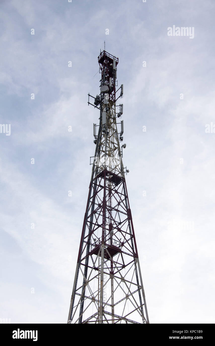 Antenne und Handy Türme auf einer Bergspitze an einem klaren Tag Stockfoto