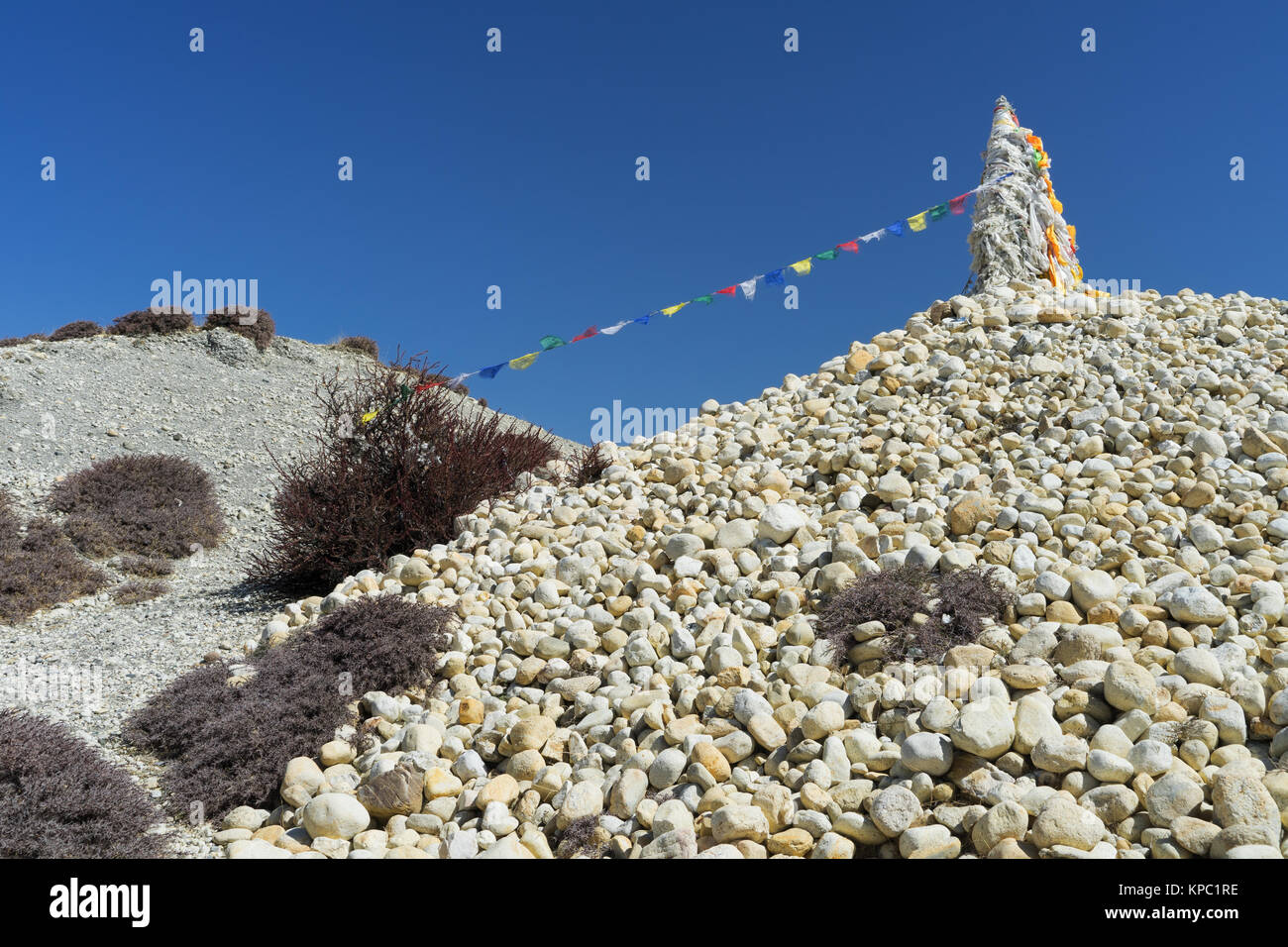 Buddhistische Gebetsfahnen markiert den Gipfel einer Pass, Upper Mustang, Nepal. Stockfoto