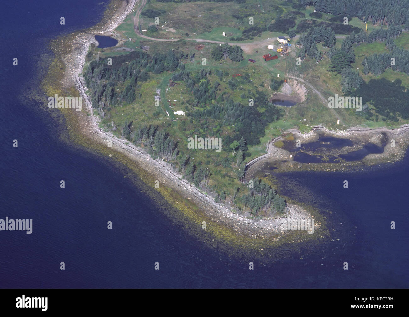 Ein Luftbild von berühmten Oak Island in Nova Scotia im Jahr 1984, in dem die Piraten Geldgrube und Schatzsuche Geräten Stockfoto