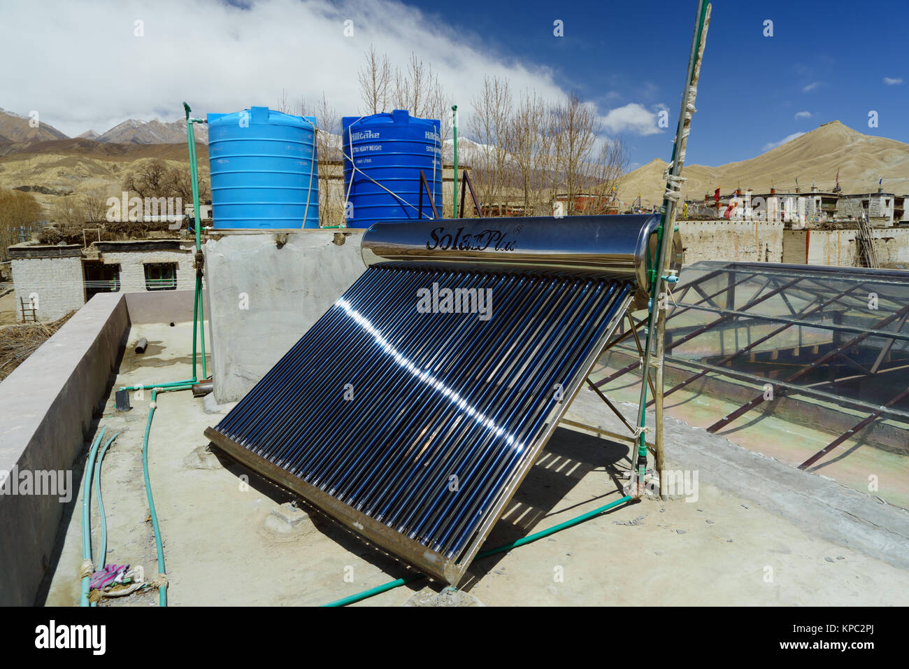 Solaranlage Kollektor und Tanks auf dem Dach eines Gästehauses in Lo Mantang, Upper Mustang, Nepal. Stockfoto