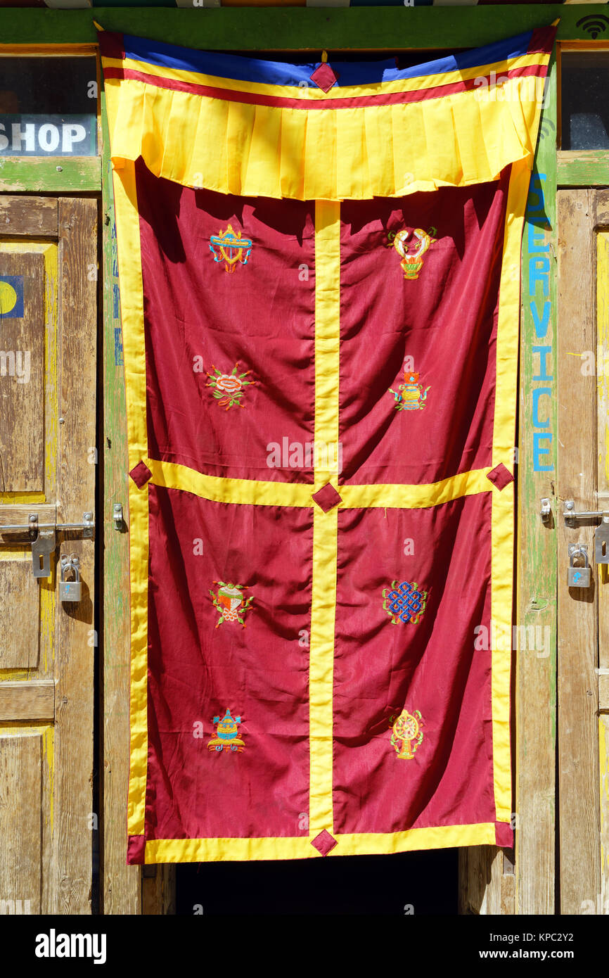 Tür Vorhang mit den 8 auspicious tibetisch-buddhistischen Symbole, Lo Mantang, Upper Mustang, Nepal. Stockfoto