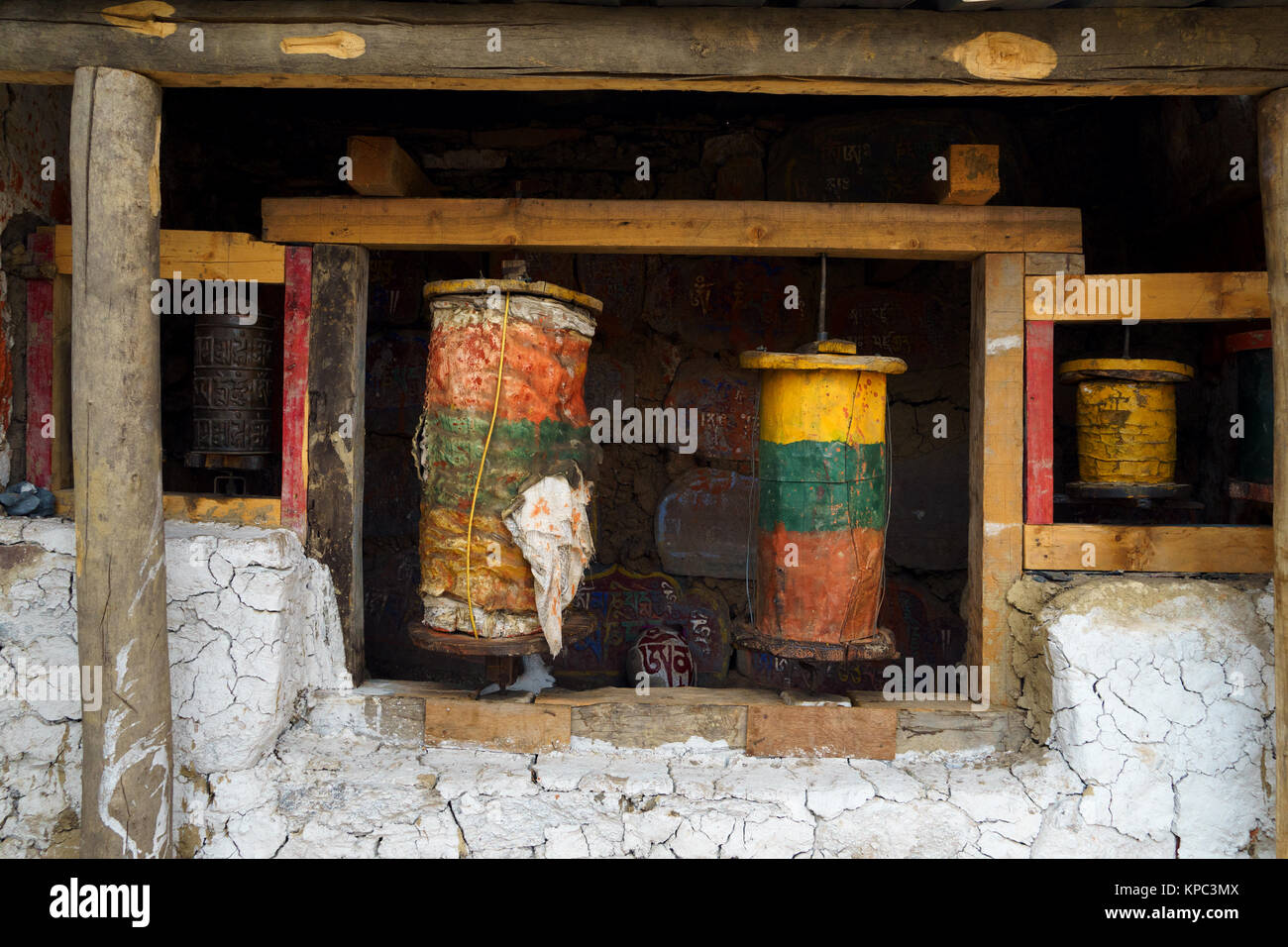 Alte verwitterte Gebetsmühlen im Lo Gekar buddhistischen Kloster, Upper Mustang, Nepal. Stockfoto