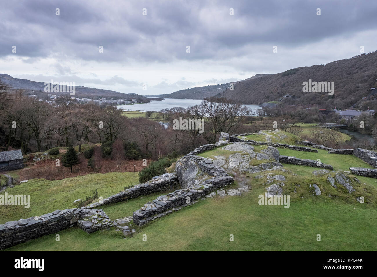 Die Aussicht von Dolbadarn Schloss, über Llyn Padarn See, gelegen an der Basis von Llanberis Pass, Gwynedd, Snowdonia National Park, North Wales. Stockfoto