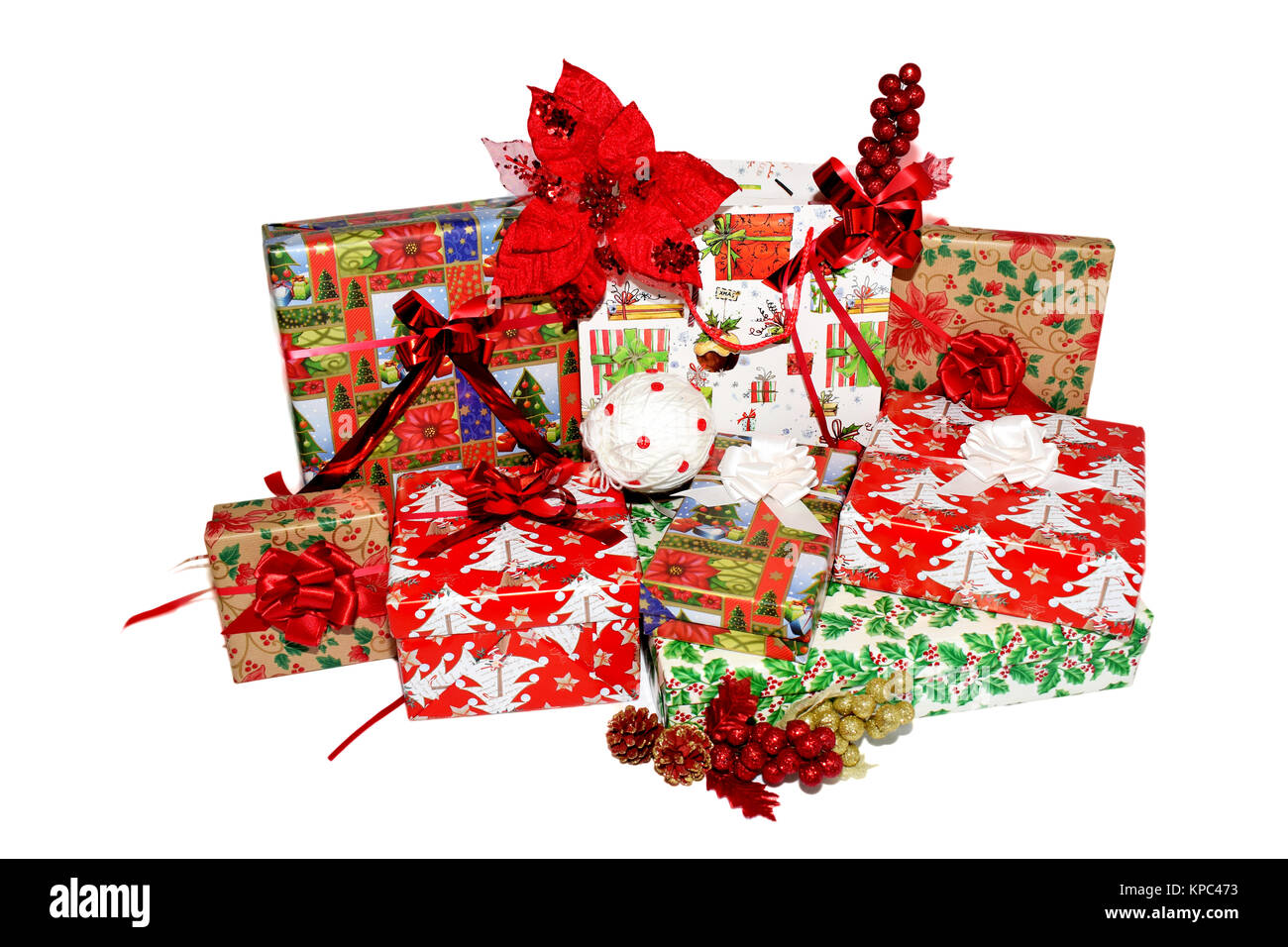 Weihnachten Geschenke in Boxen und Taschen, die in thematische Papier gewickelt. Dekorationen mit roten Blumen, Weihnachten weiß und Golden Globes und Tannenzapfen Stockfoto