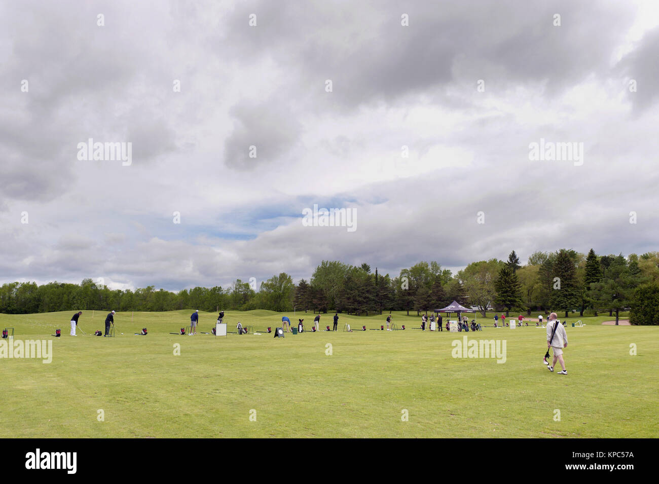 Golfspieler üben auf der Driving Range. Stockfoto