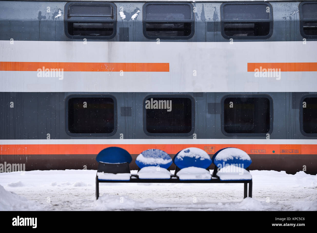 Alten Zug Lokomotive im Bahnhof nach starkem Schneefall stecken Stockfoto