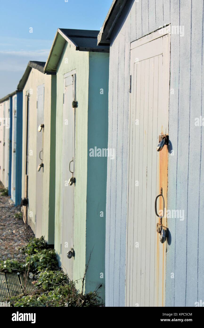 Geschlossene Strandhütten in der Nebensaison oder Coronavirus, soziale Distanzierung Seaside Financial Times UK Stockfoto