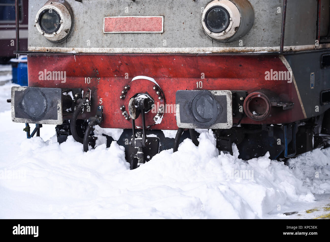 Alten Zug Lokomotive im Bahnhof nach starkem Schneefall stecken Stockfoto