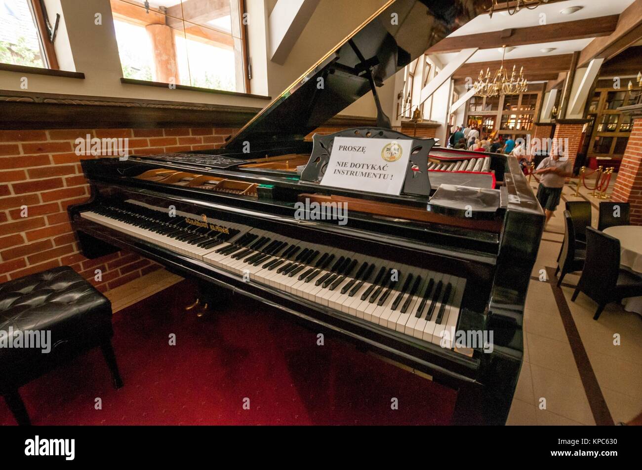 Der größte Klavier in der Welt. Zentrum für Ausbildung und regionale  Förderung. Szymbark, Dorf in der Woiwodschaft Westpommern, Polen  Stockfotografie - Alamy