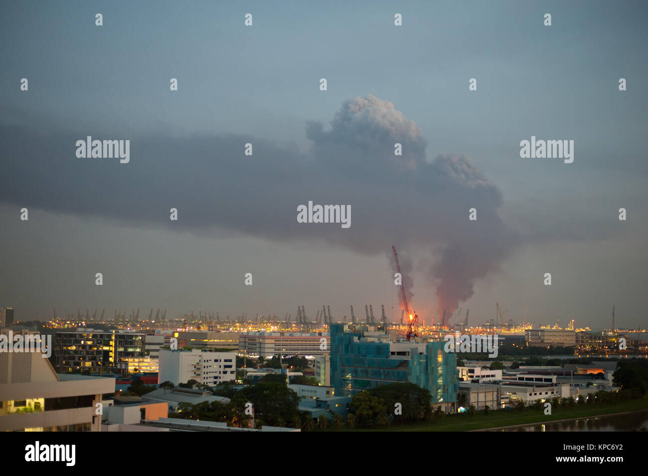 Singapur - 28. SEPTEMBER: Feuer bei Shell Raffinerie am Bukom Island am 28. September, 2011 in Singapur. Die Feuerwehr führte zu Shell erklärt Kraft Majeu Stockfoto