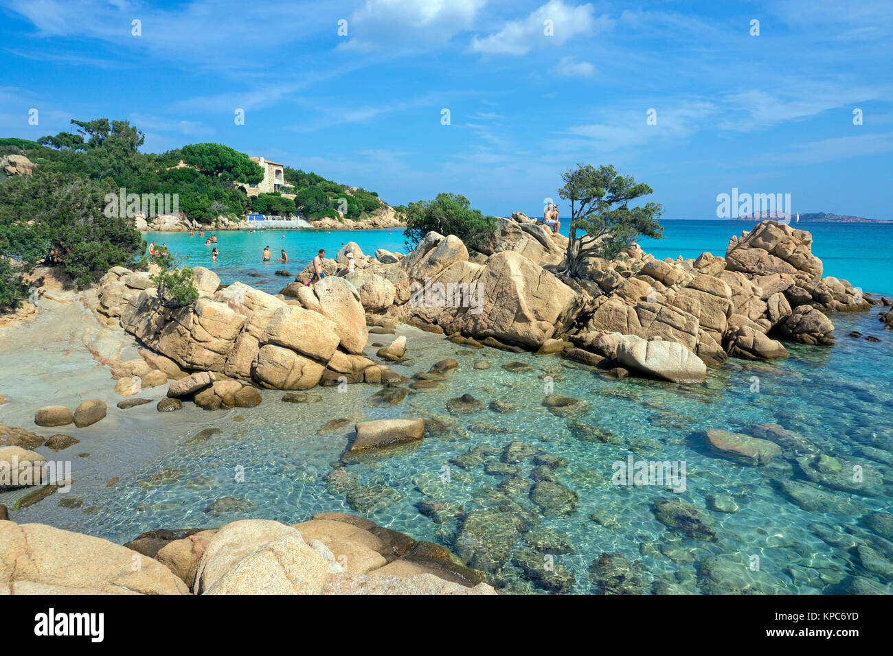 Idyllischer Strand mit türkisblauen Farbe Meer und Felsen an Capriccioli, Costa Smeralda, Sardinien, Italien, Mittelmeer, Europa Stockfoto