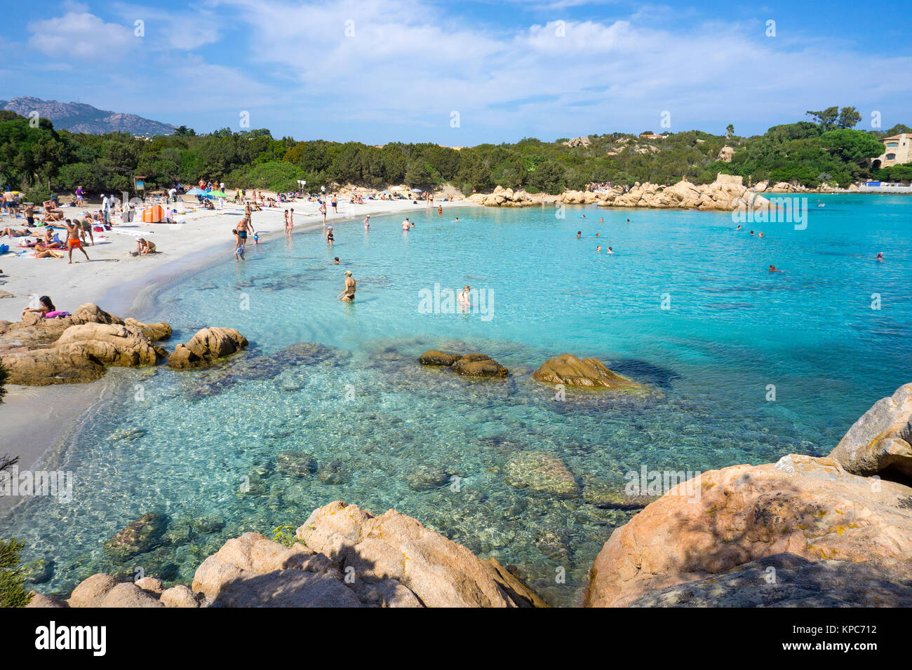 Idyllischer Strand mit türkisblauen Farbe Meer und Felsen an Capriccioli, Costa Smeralda