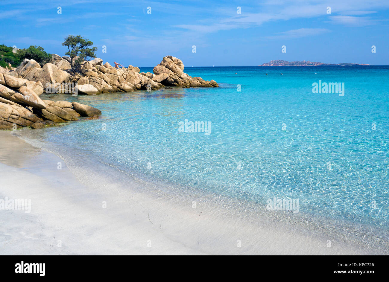 Leute an der idyllischen Strand mit türkisblauen Farbe Meer und Felsen an Capriccioli, Costa Smeralda, Sardinien, Italien, Mittelmeer, Europa Stockfoto
