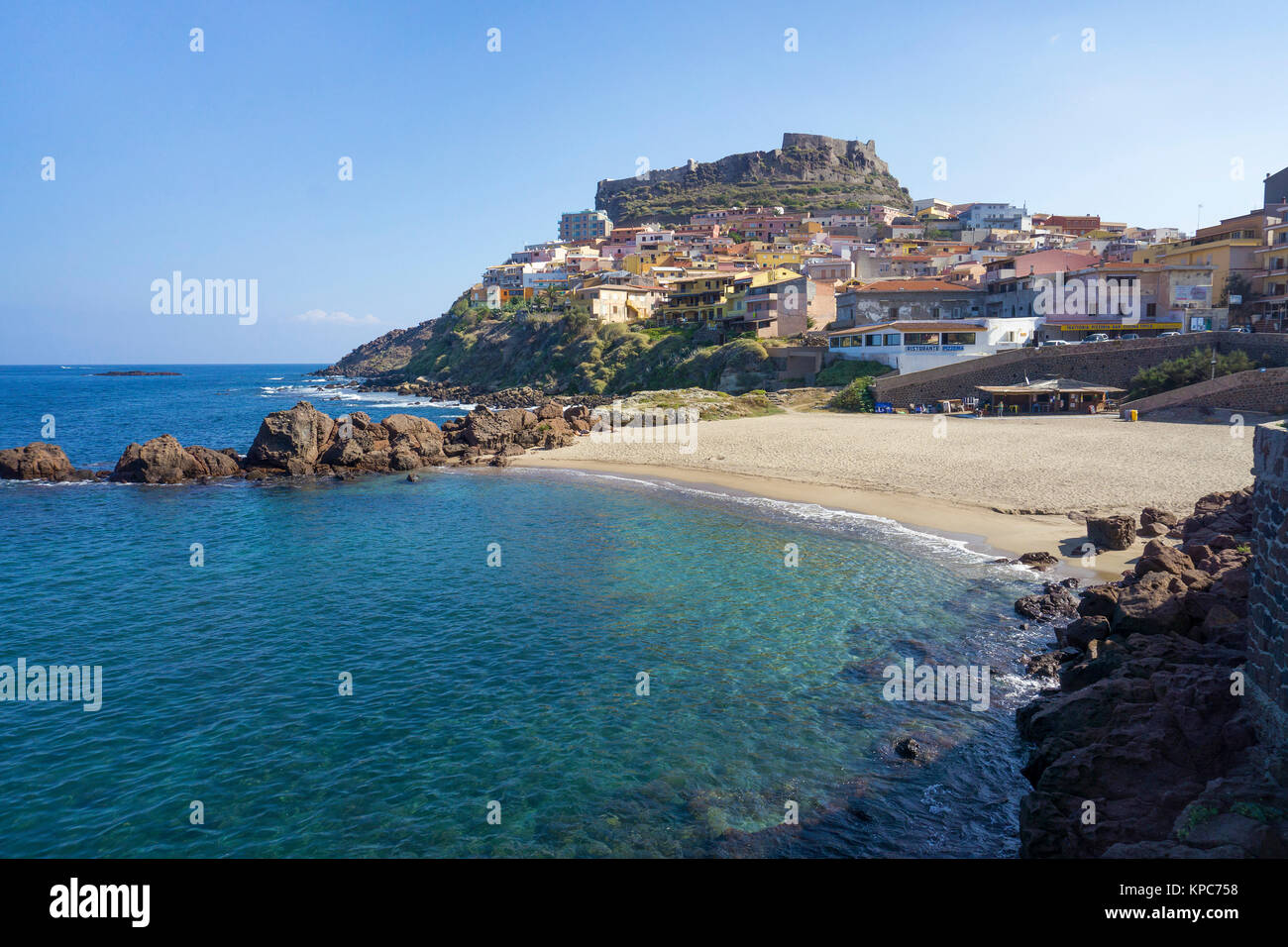 Strand der Ortschaft Castelsardo, Sardinien, Italien, Mittelmeer, Europa Stockfoto