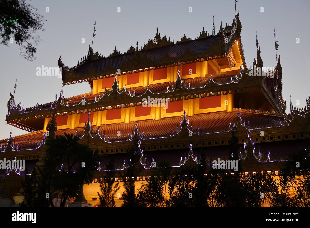 Tempel und Pagoden in Mandalay bei Nacht Stockfoto