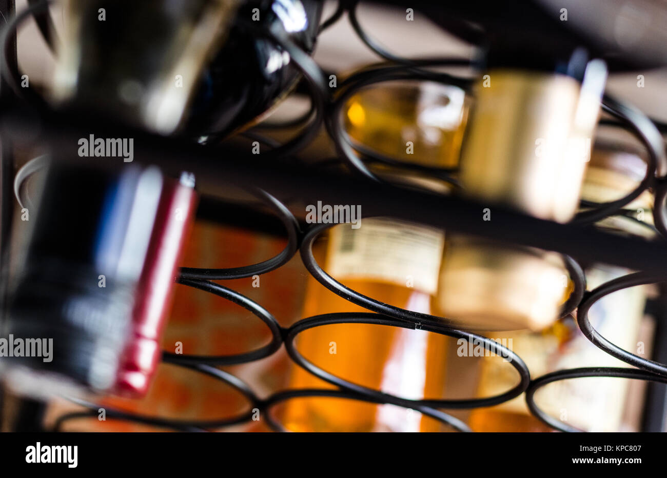Wein Flaschen auf ein fast leeres Regal Stockfoto