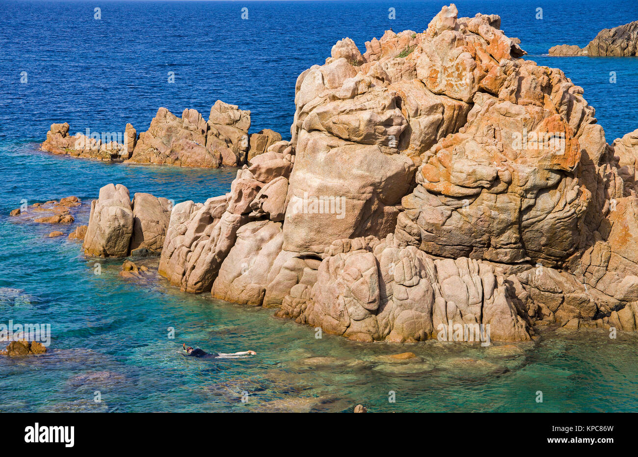 Schnorchler an vorgelagerten Porphyrklippen, Costa Paradiso, Sardinien, Italien, Mittelmeer, Europa Stockfoto