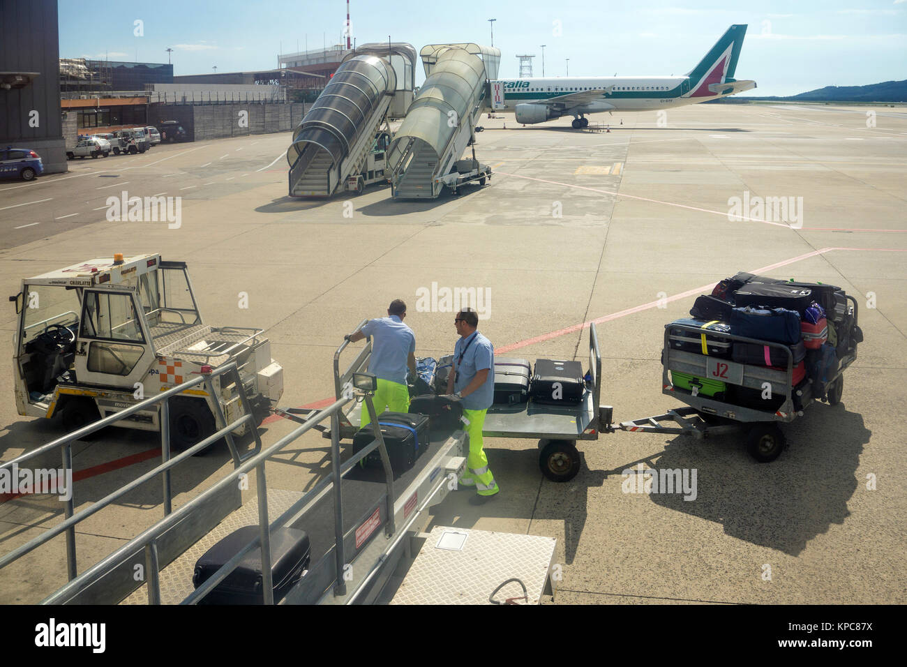 Flugzeug mit Gepäck beladen, Flughafen Alghero Fertilia, Sardinien, Italien, Mittelmeer, Europa Stockfoto