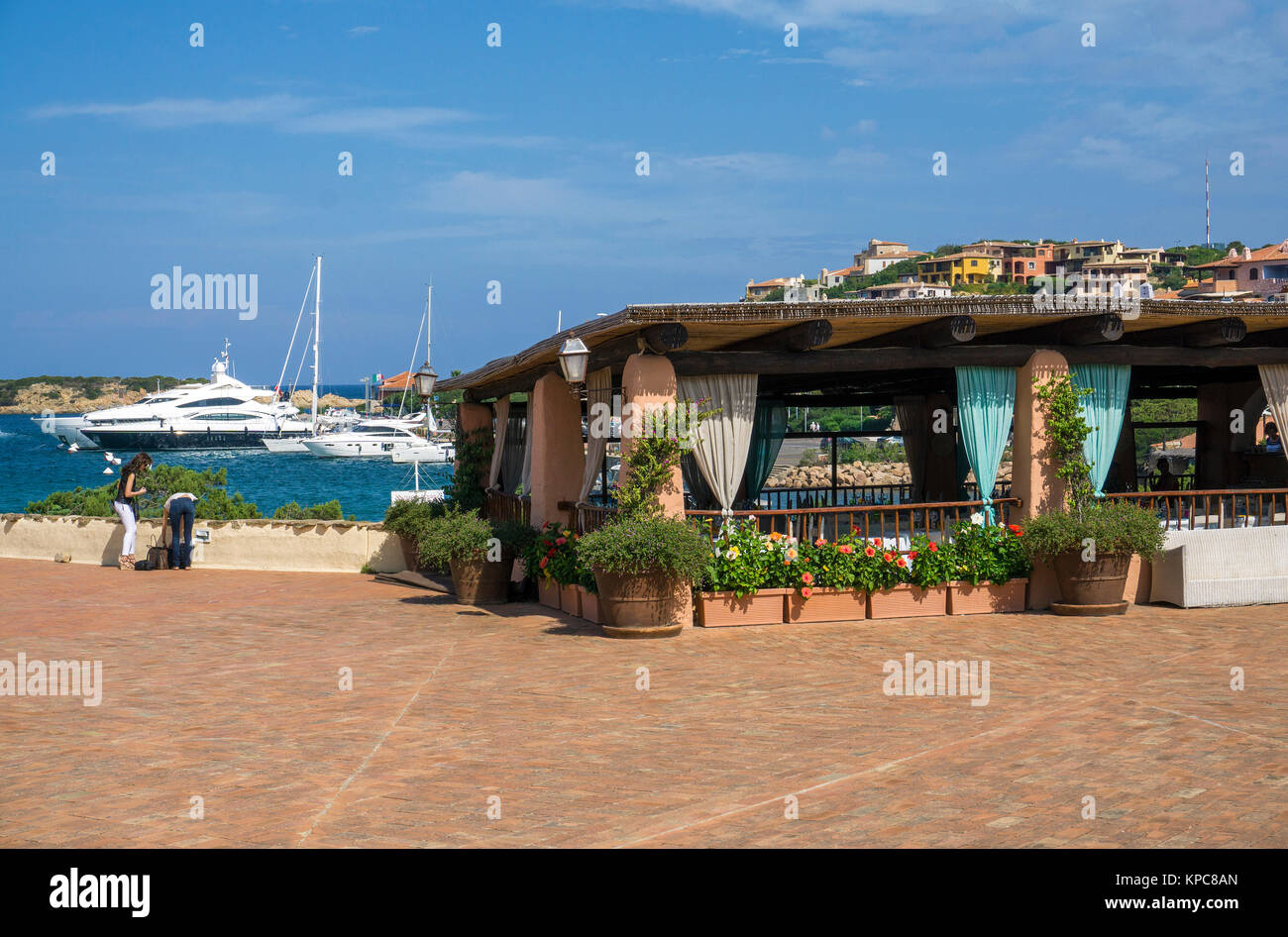 Restaurant mit Blick auf den Hafen von Porto Cervo, Luxus Ziel an der Costa Smeralda, Sardinien, Italien, Mittelmeer, Europa Stockfoto