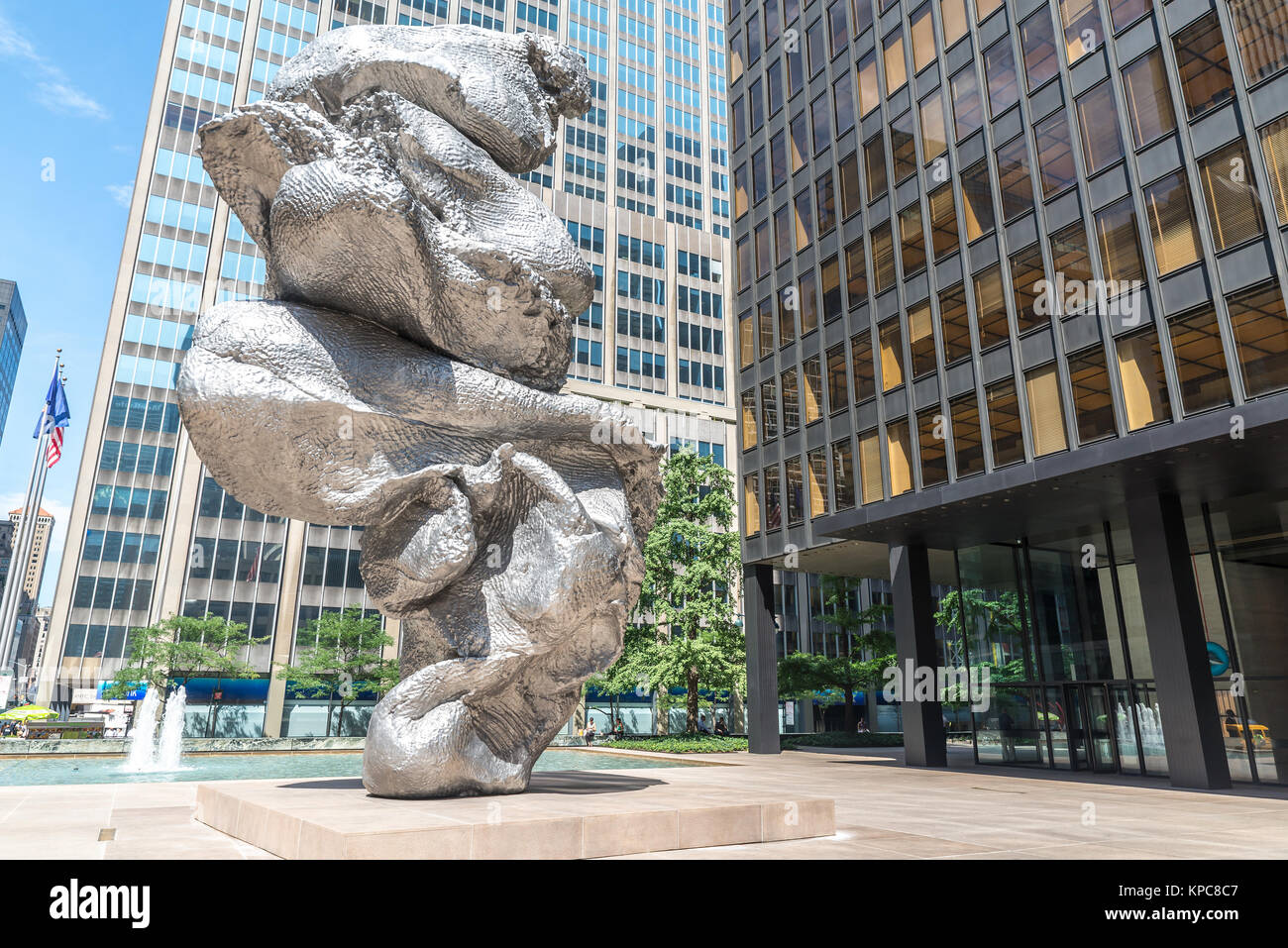 NEW YORK CITY - Juni 10: Blick auf die neue Urs Fischers Installation "großen Ton #4" an der Seagram Building, Manhattan am 10. Juni 2015 in New York. Stockfoto